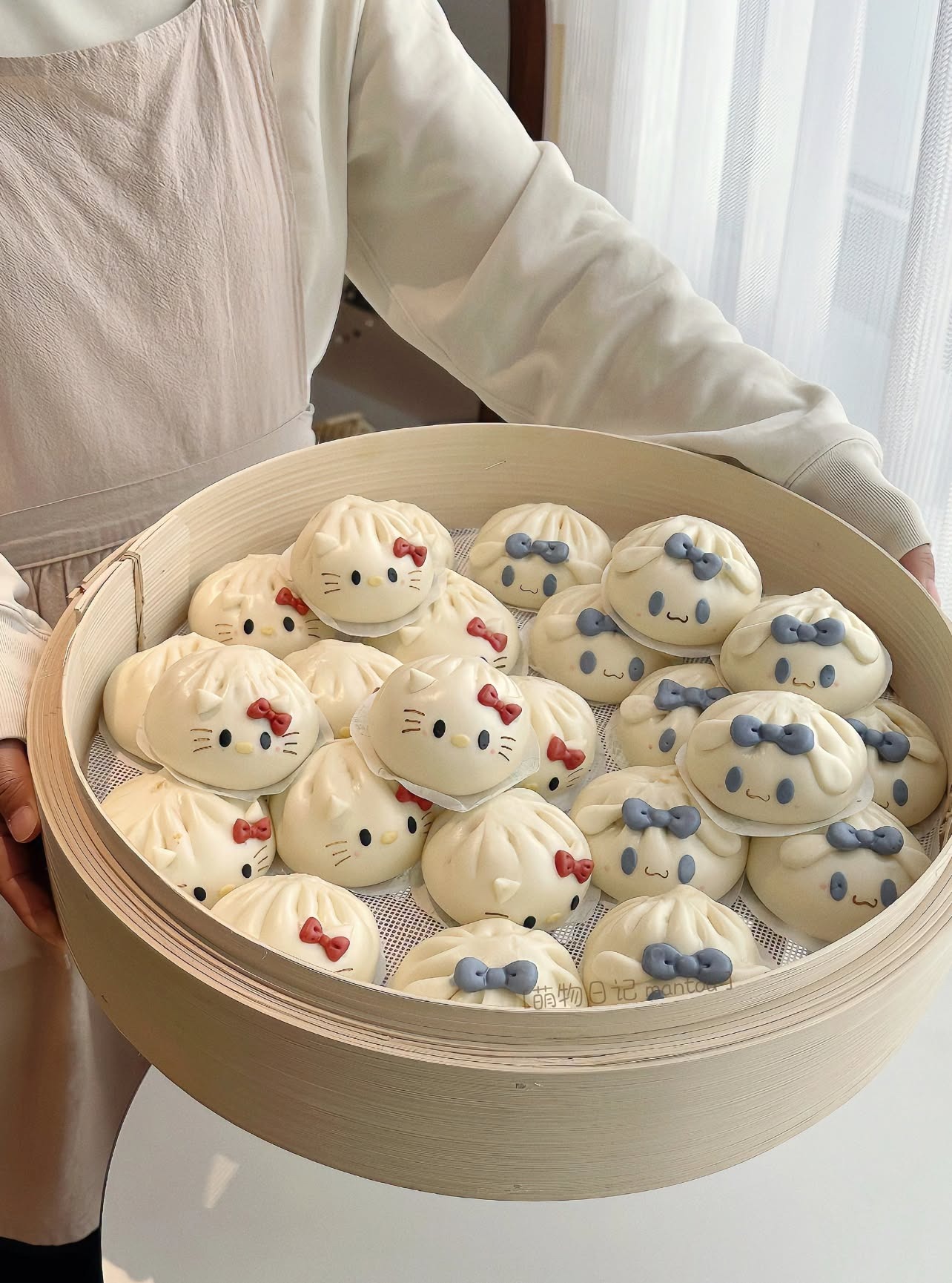 Паровые булочки с персонажами Паровые булочки с мордочками Hello Kitty и других персонажей в бамбуковой корзине