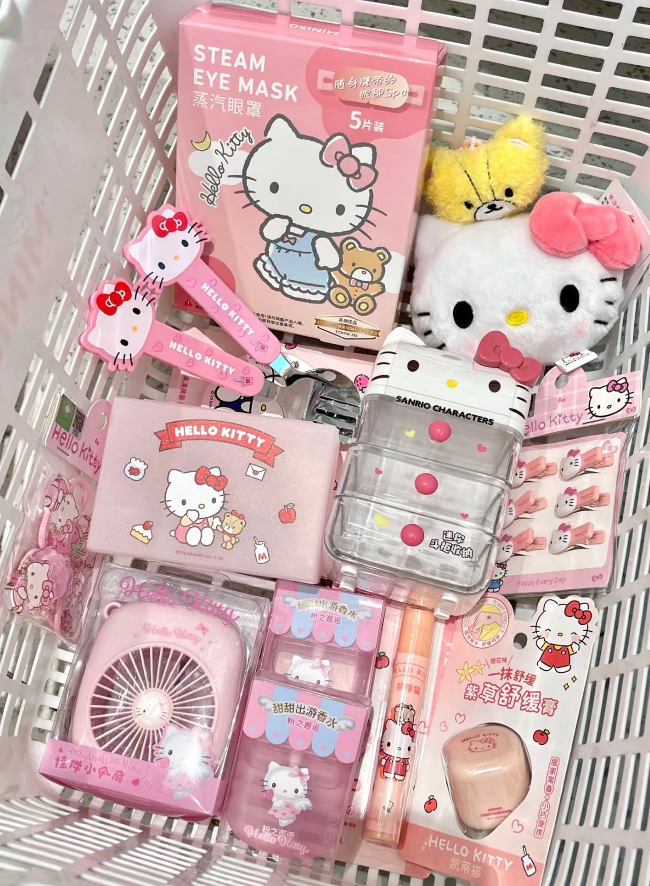 Повседневные товары Hello Kitty Корзина с розовыми повседневными товарами и аксессуарами Hello Kitty